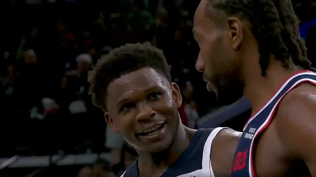 战神卡！伦纳德单节三分3中3拿到11分，目前16中13砍下39分